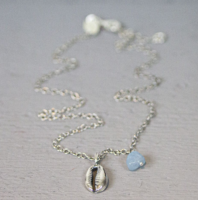 Collier gemaakt van 925 geoxideerd sterling zilver, aan dit collier hangt een zilver schelpje en een Aquamarijn.